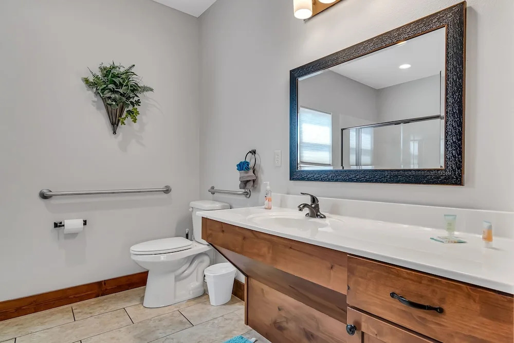 Rockwood Lake Lodge 7 Bedroom Home by RedAwning