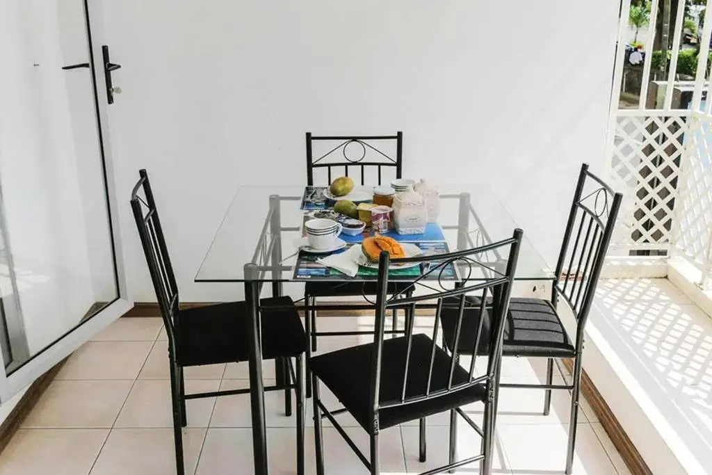 2 bedrooms appartement with sea view balcony and wifi at Flic en Flac