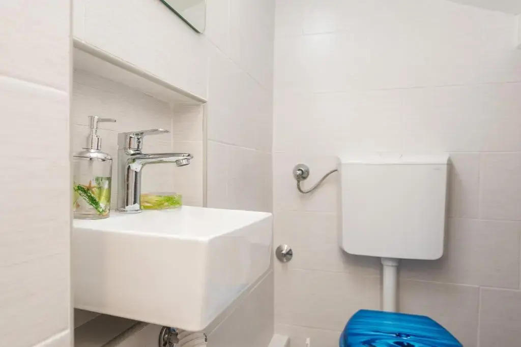 Balen city central house for 8