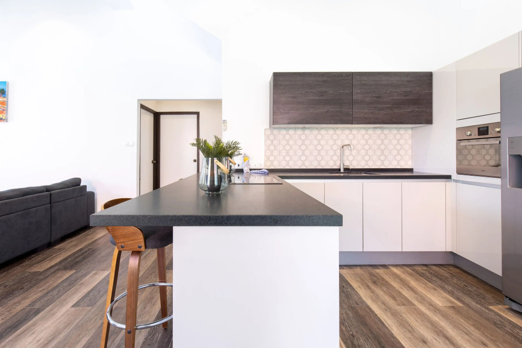 Sunshine - Magnificently Bright 2Br Top City Centre Townhouse