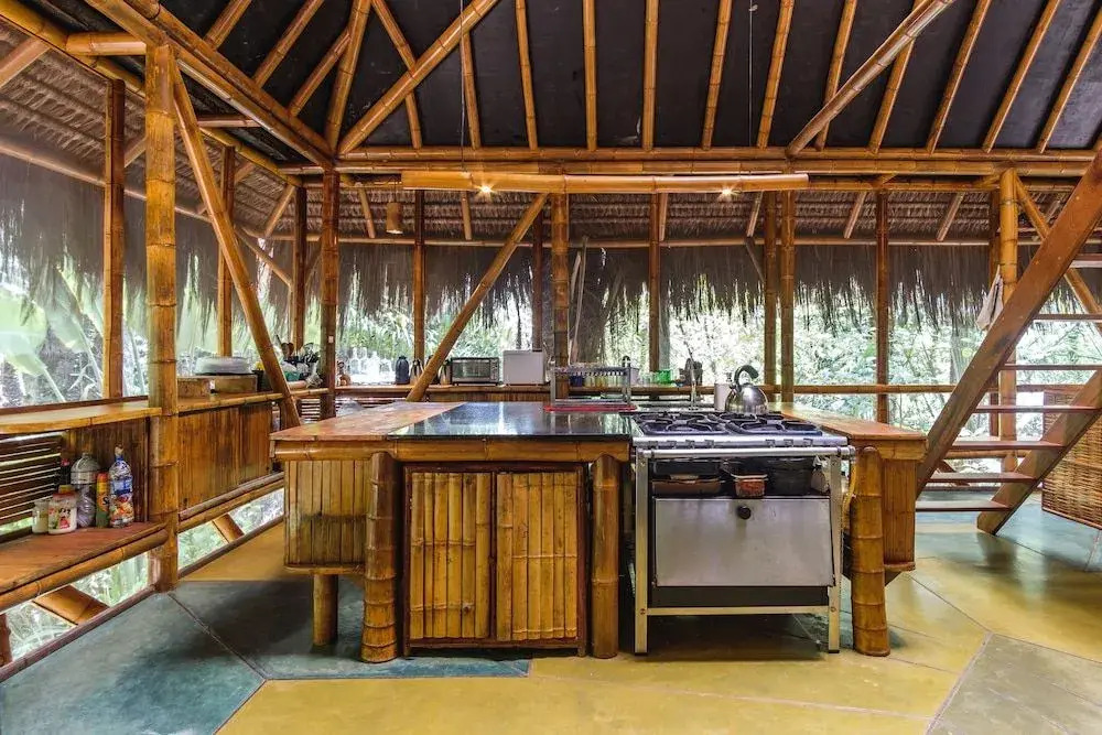 Universo Pol Bamboo Hostel