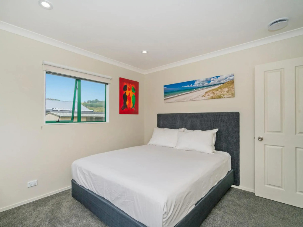 The Sunny Bach - Cooks Beach Holiday Home