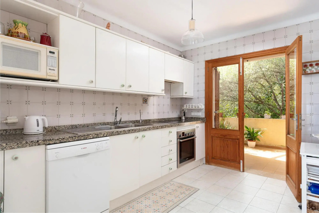 LA CASA DEL FAR - Wonderful semi-detached house facing the sea in Alcanada. Free WiFi.