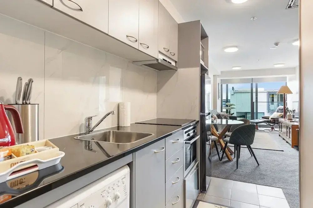 Zodiak Stays: Cozy CBD 2BR Near Top Dining Spots