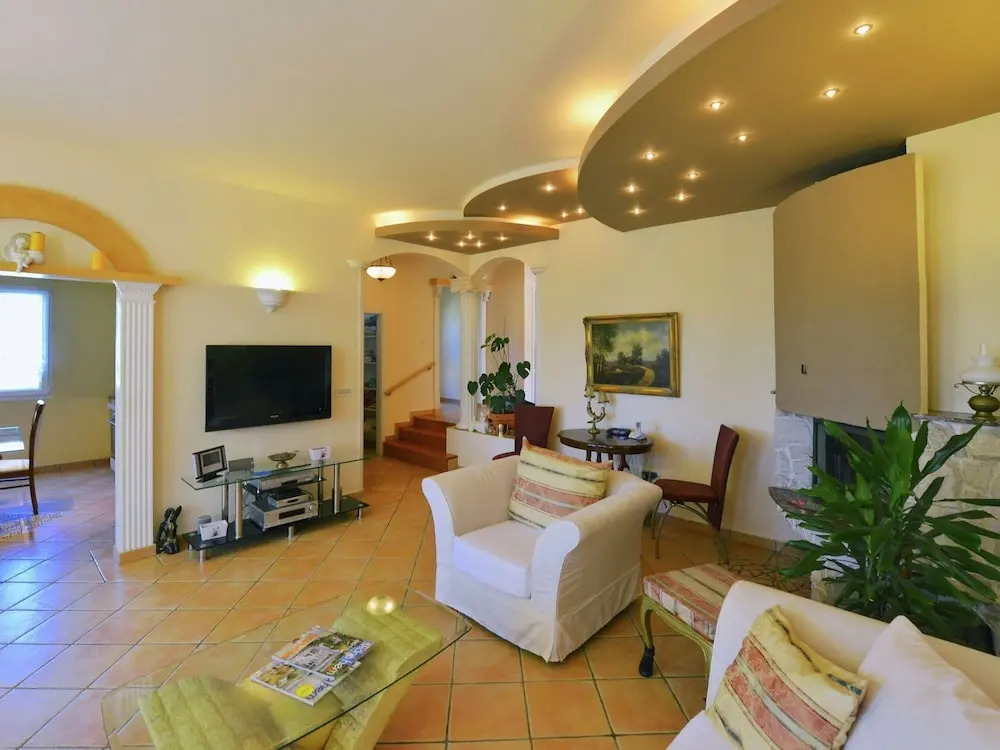 Villa in Ripenda Kras with Pool and Sauna