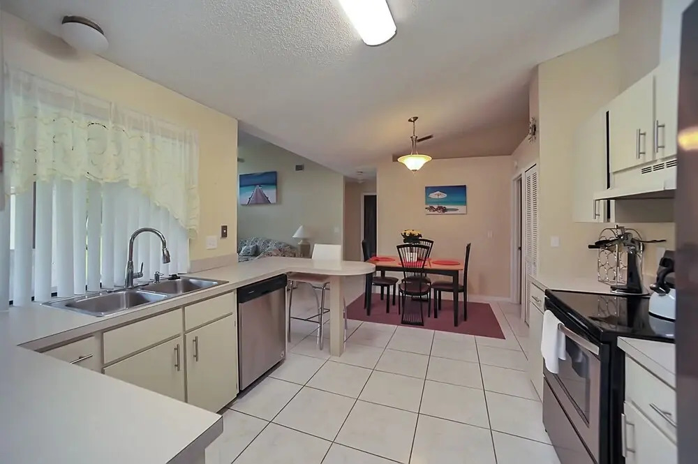 Palm Bay Delight, Large Grass Yard, 20 Minutes To The Beach 3 Bedroom Home