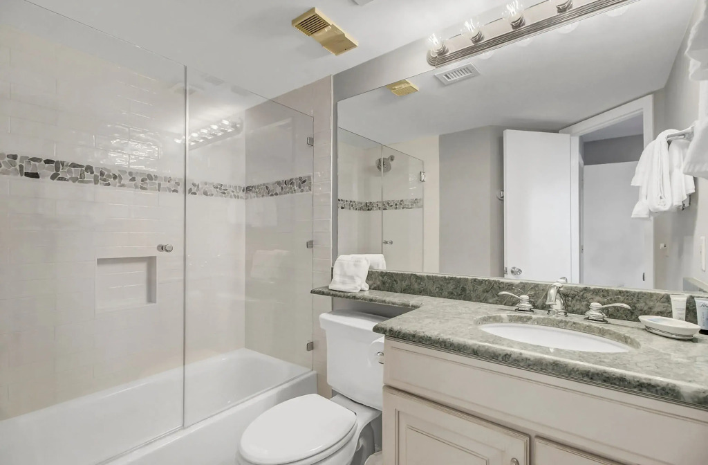 407 A Shipwatch by Avantstay Beach Front Condo w/ Ocean Views