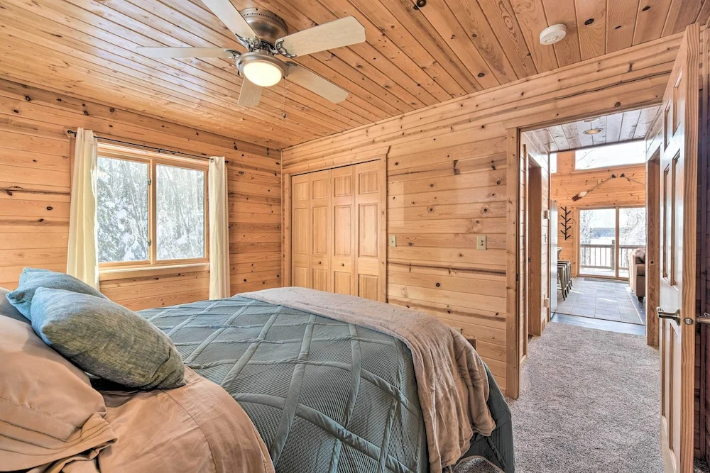 Paddle Ready: Hayward Lake View Retreat w/ BBQ