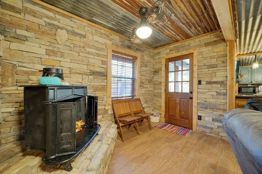 Private Hot Tub & Deck! Cabin Near Broken Bow Lake