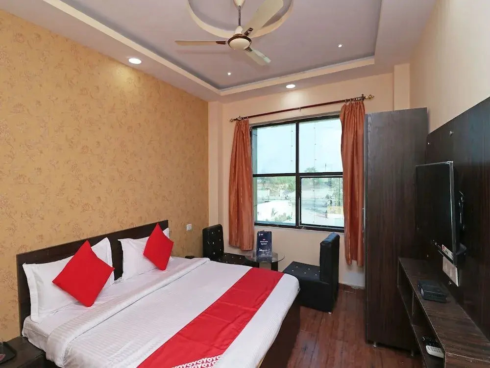 OYO 13483 Hotel Aradhya's