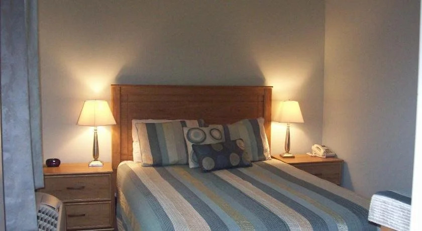 Cozy & Clean Second-Story Suite w/ Kitchenette & Free WiFi - Walk to the Harbor