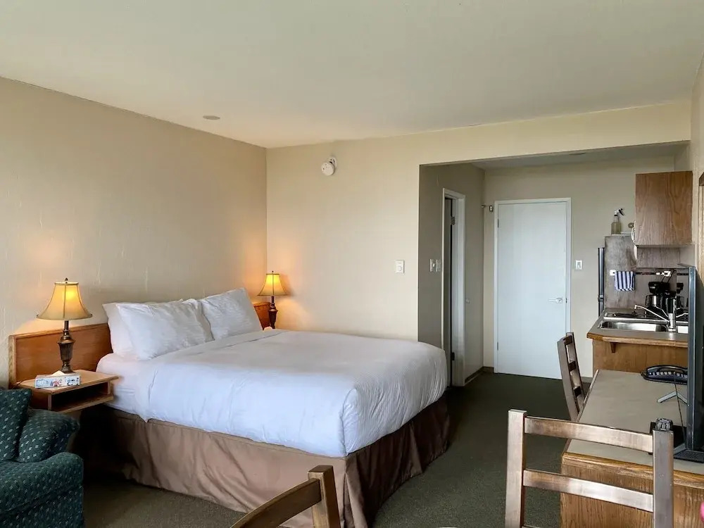 Sea Edge Beachside Hotel