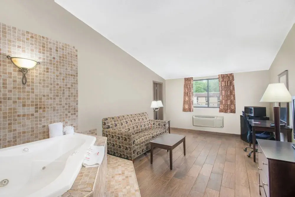 Ramada By Wyndham Whitehall/Allentown