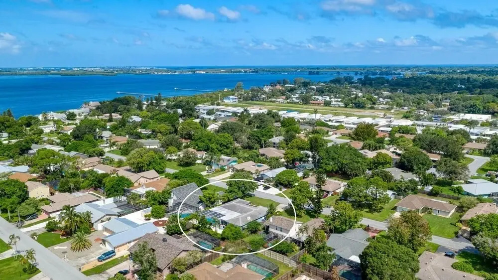 Montauks Point 5 Bedroom Pool Home Minutes away from local Beaches 5 Home by RedAwning