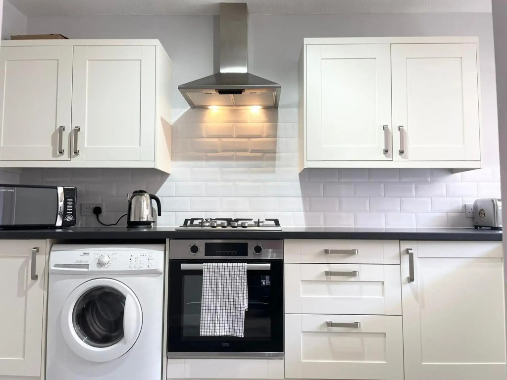 BEST PRICE! Newly refurbished 2 bedroom, 2 Superkings or 4 singles, fantastic location & free parking!