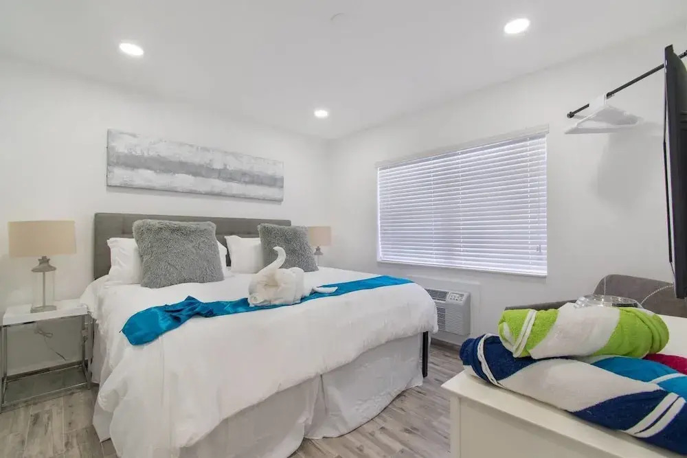Lovely 1 BR W Parking Space & Walk to the Beach 7