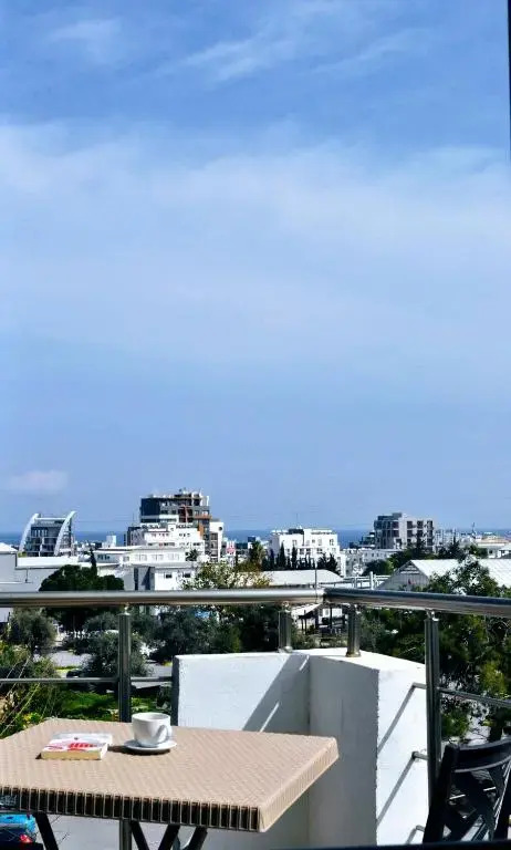 Central Girne Studio Flat with Rooftop Pool
