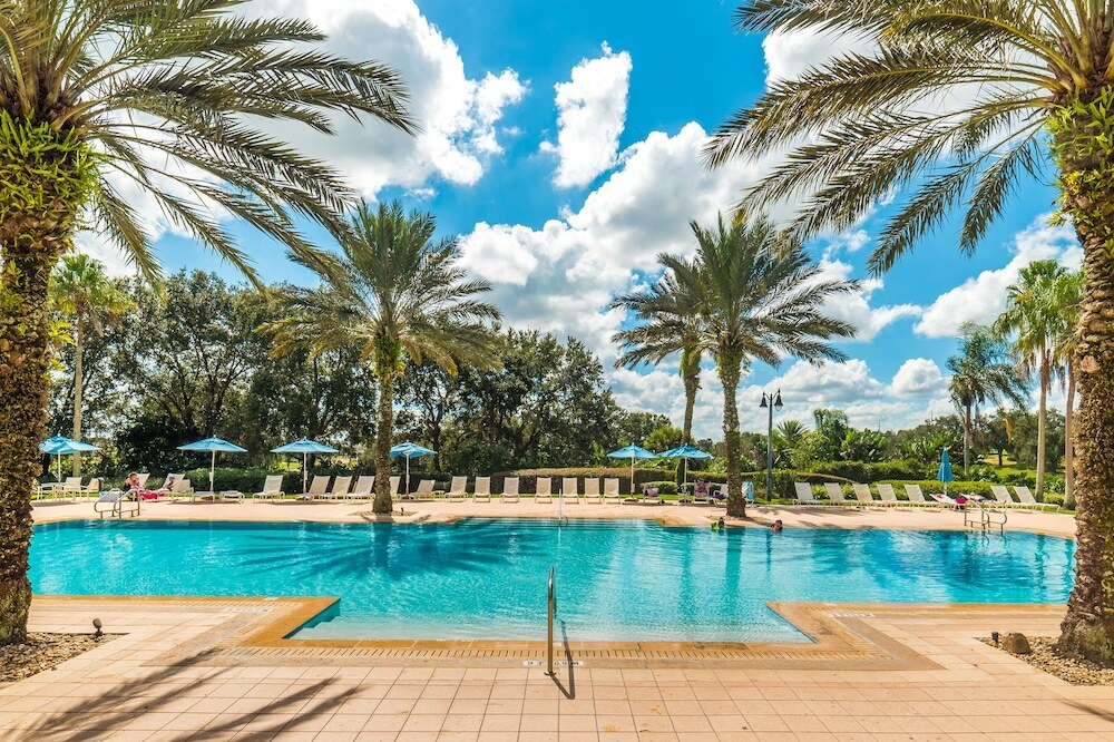 A Beautiful 5 bed villa with a pool & spa