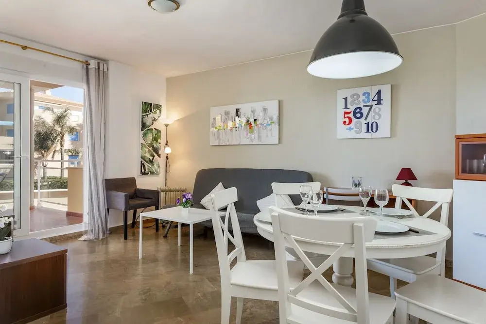 Beautiful 2-Bed first beach line apartment for 6