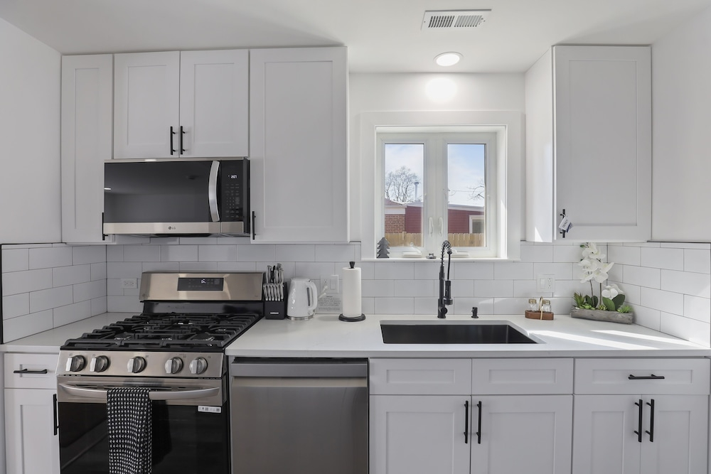 Modern Home Near Rosemont/allstate Arena O'hare 3 Bedroom Home