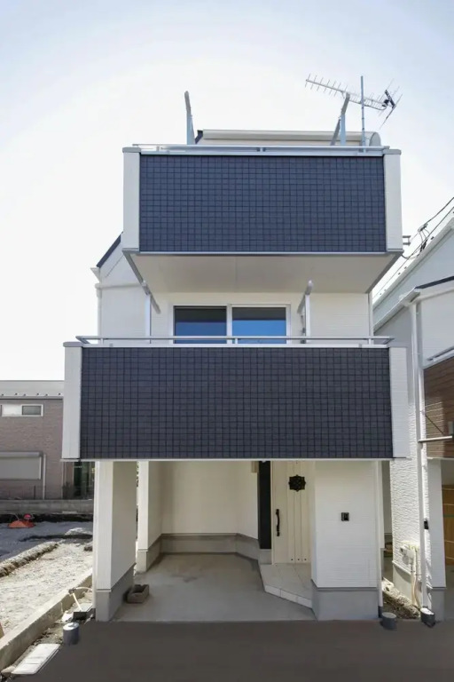 Higashi Rokugou Black by Tranova