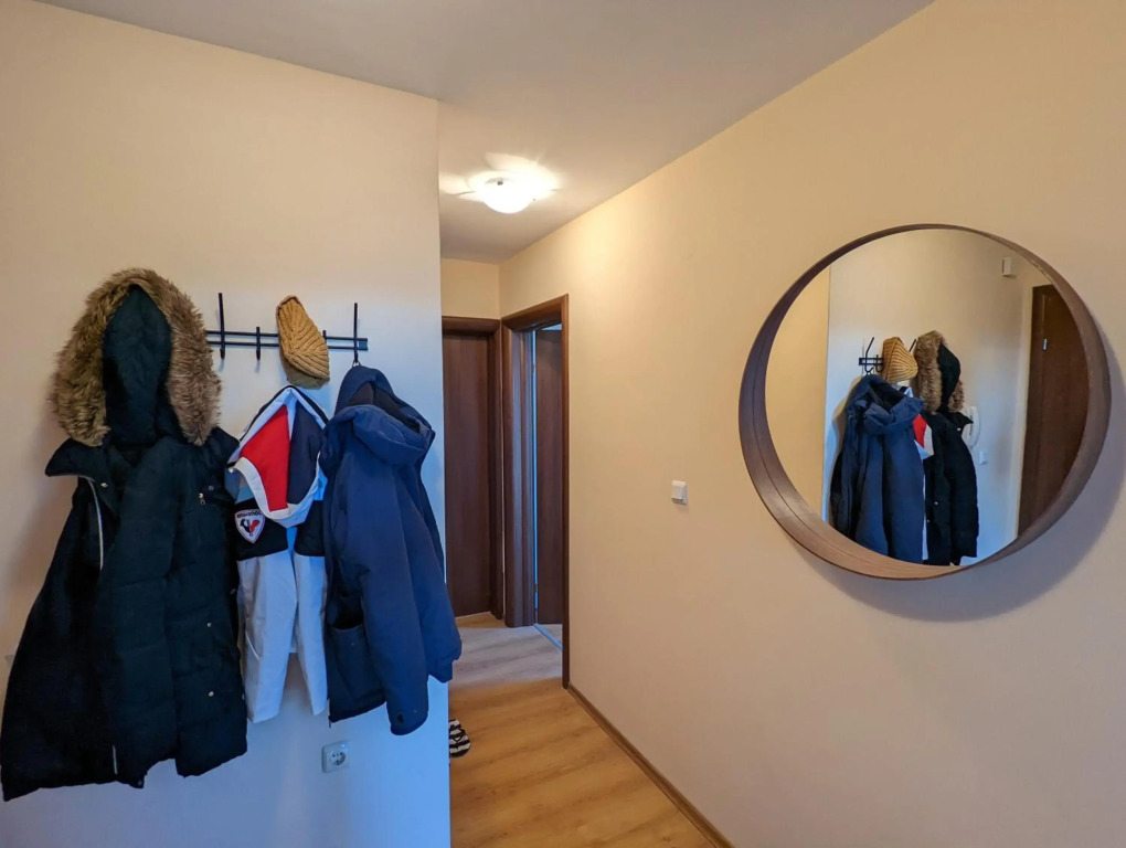 Stylish 2BD Apartment with Panoramic Mountain View