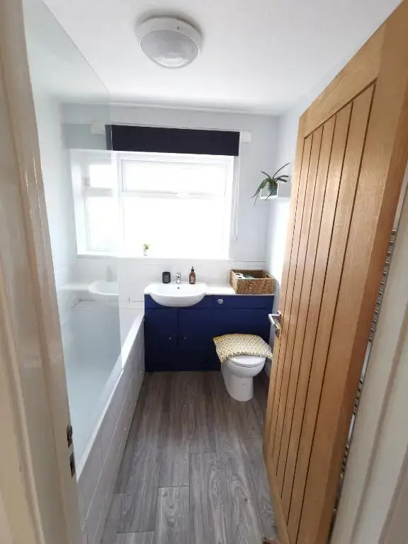 Seaside bungalow with hot tub 5 mins walk to beach