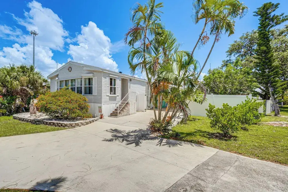 Tee Off & Soak Up Sun! Airy Englewood Gem w/ Yard