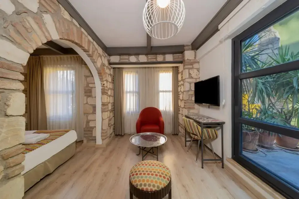 Cozy Studio Hotel Room Near Hadrian s Gate