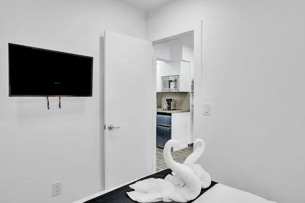 Newly Renovated Apt #2 w/ Parking Close to Beach