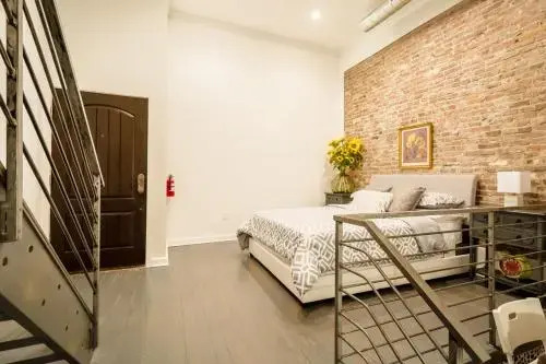 LazyKey Suites - Stylish 2BD Loft in the Heart of Old City