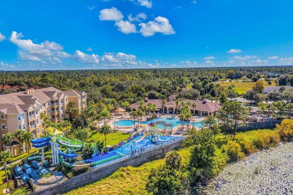 Friendly Condo With Pool and hot tub Access, Wifi, Central AC, and Private W/D