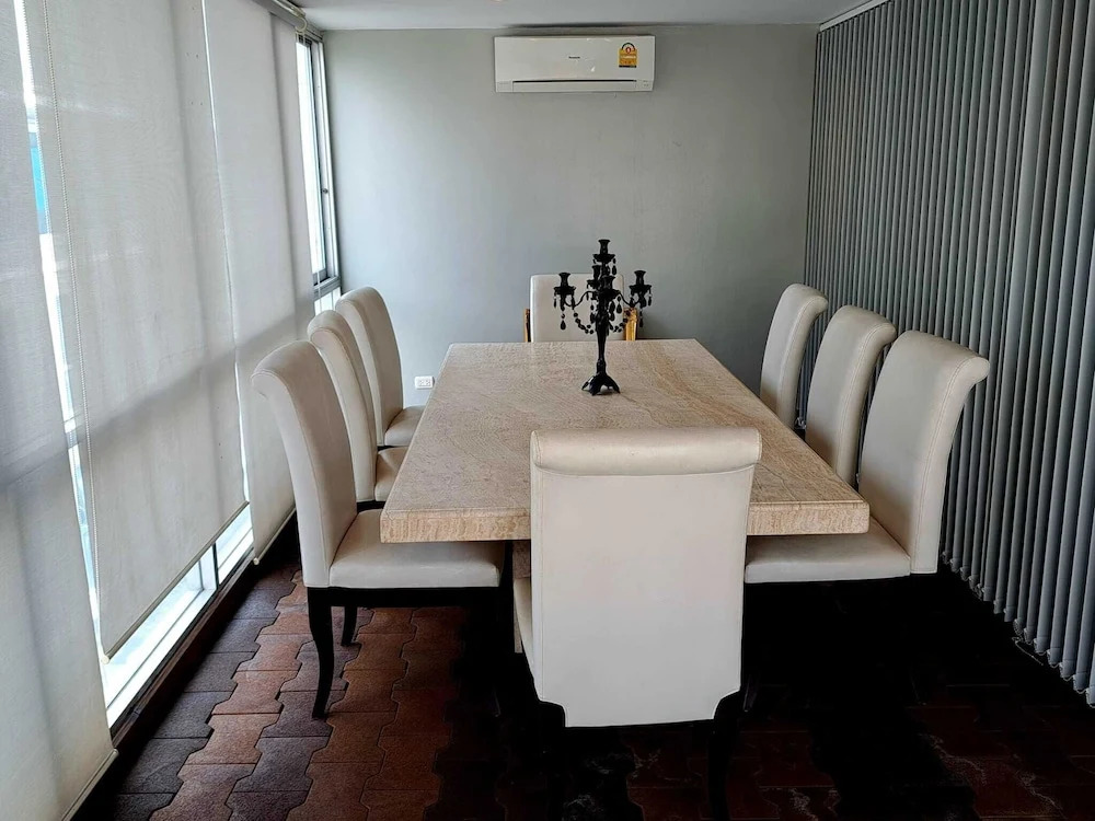 2D - 3 Bedroom Downtown Apartment With Shared Pool