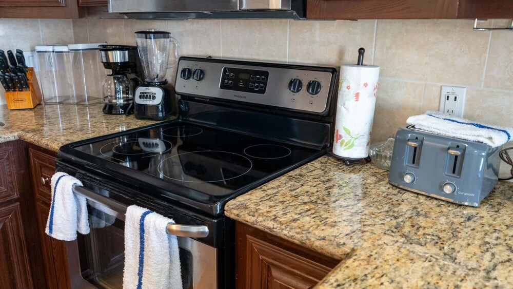 Near Beach Retreat - Ground Floor - Pool - Walk To All 2 Bedroom Apts