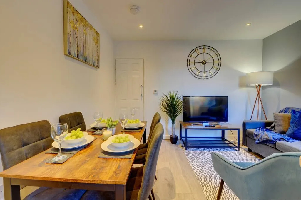 Luxurious 5 Bedroom - 5 Bathroom House W/ Garden