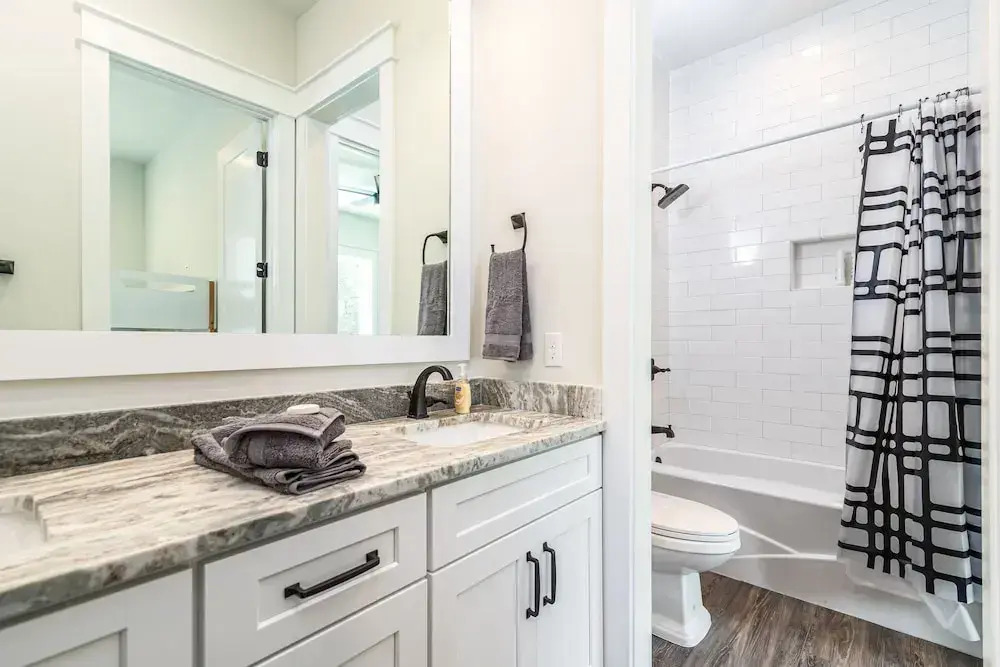 Lakeside Elegance Near Beach Access
