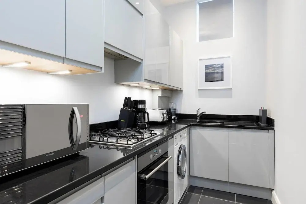 Tastefully Designed & Modern 2bed 2bath w/ Garden