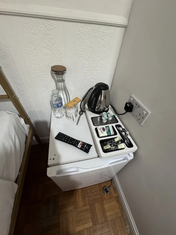 All Seasons Gatwick Guest House & Parking