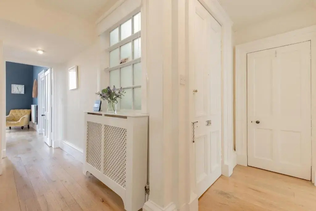 325 - Delightful 2 bedroom apartment situated in typical 18th century square