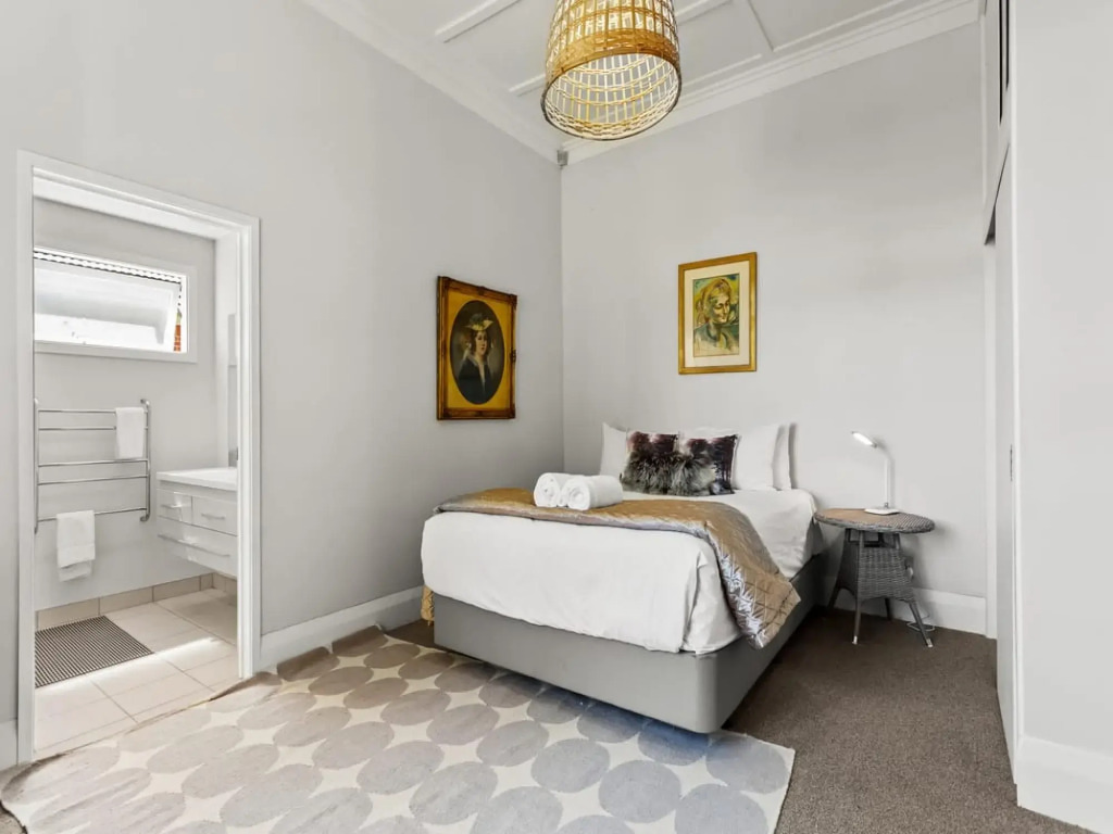 Charming Spacious Home In Birkenhead