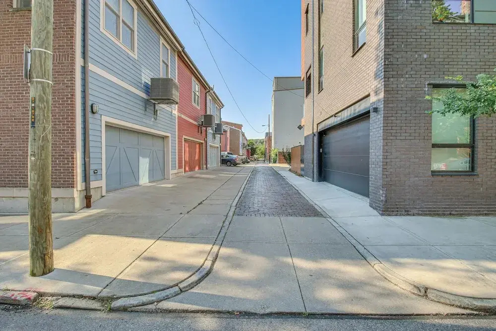Vibrant Downtown Cincinnati Townhome w/ Sauna!