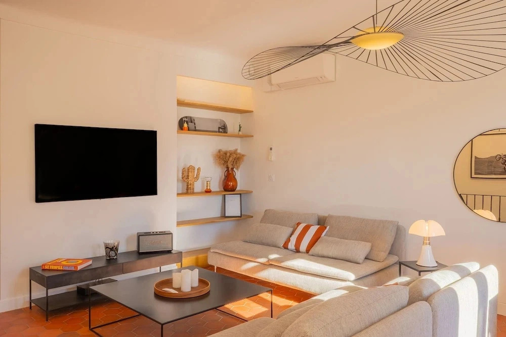 Saint-tropez: Bright Apartment Near the Port