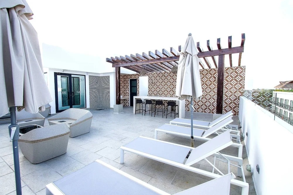 Charming, Huge & Bright Studio on the New 5th Avenue, 3 Blocks From the Beach!