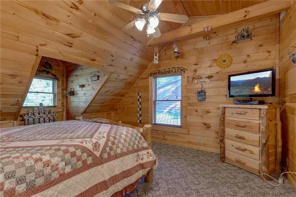 Mountain Dreams 4 Bedroom Home with Hot Tub