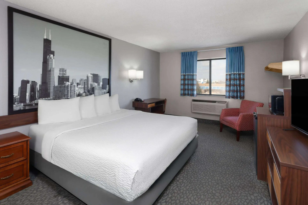 Super 8 by Wyndham Romeoville Bolingbrook