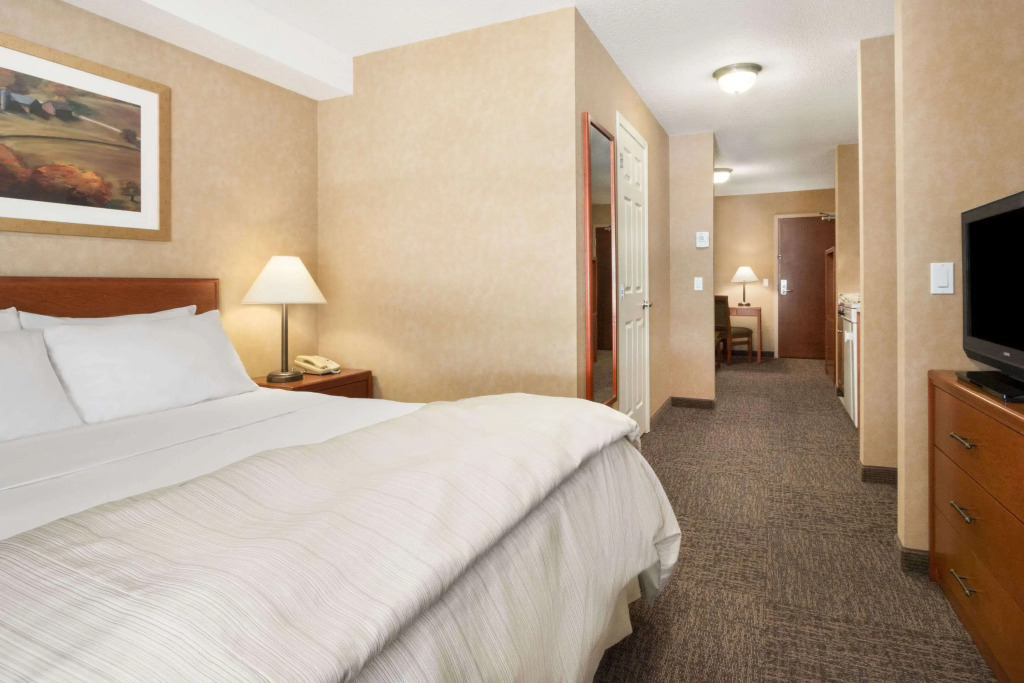 Days Inn & Suites by Wyndham Cochrane