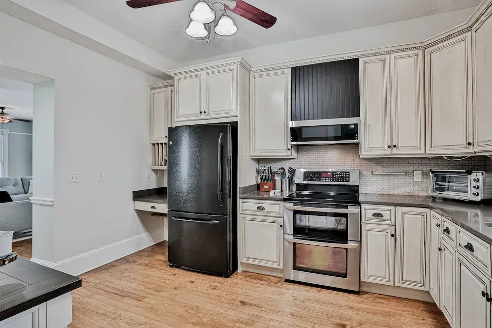 Classic Victorian Home Near Downtown With a Private Pool, Wifi, & Washer/dryer