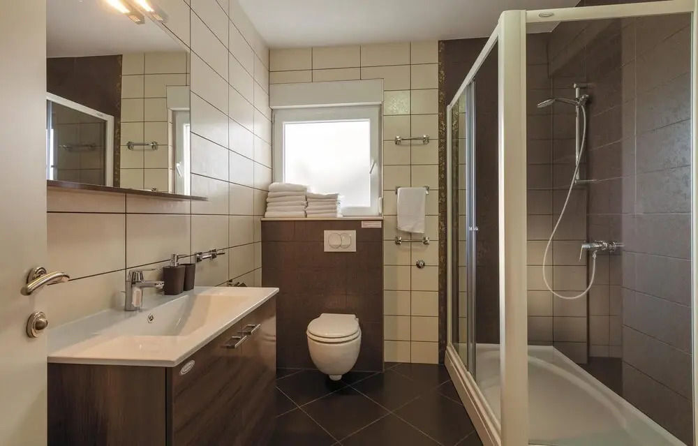 Beautiful Home in Makarska With Wifi and 7 Bedrooms