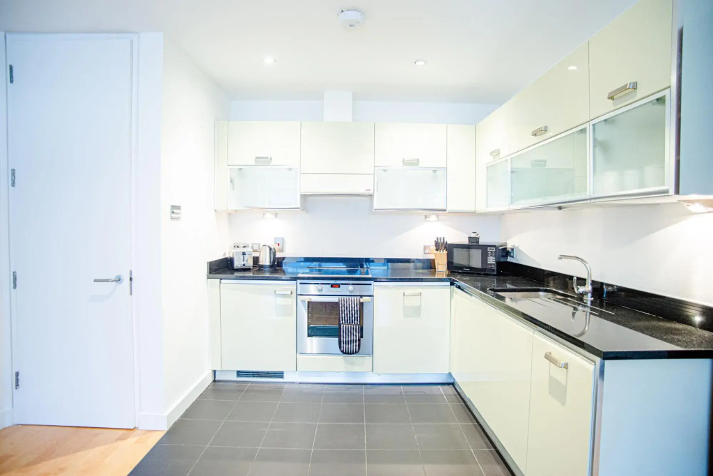 Spacious One Bed Apartment w Balcony in Farringdon