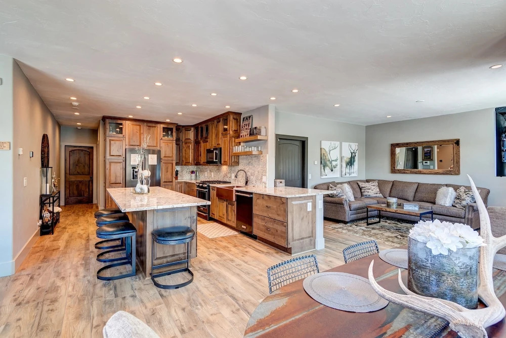 Creekside Escape 4 Bedroom Home by RedAwning